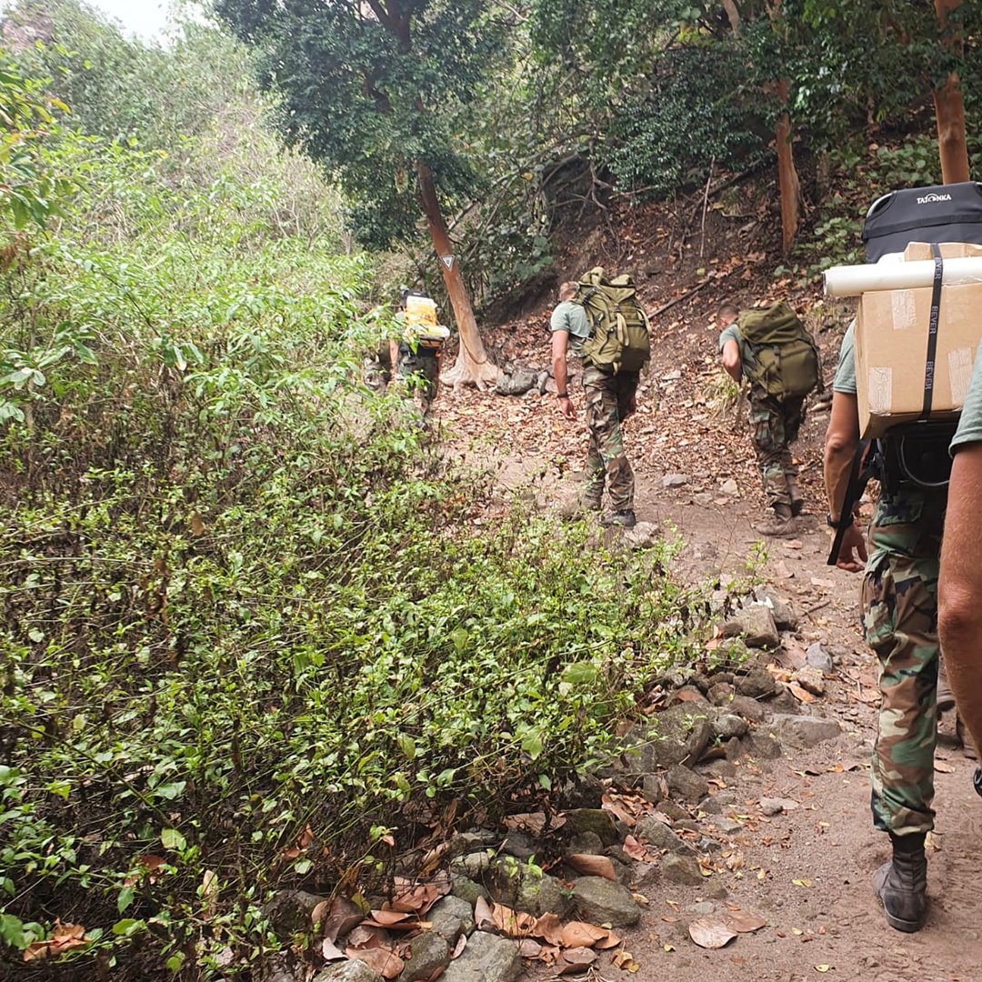 KNMI (@knmi) on Twitter photo Wij zijn een nieuw monitoringstation op Saba in #CaribischNederland aan het plaatsen. Hiermee kunnen we de #vulkaan Mount Scenery nog beter in de gaten houden. Mariniers van <a href="/DefensieCarib/">Defensie Caribisch gebied</a> dragen de apparatuur van bijna 2000 kilo te voet naar boven. knmi.nl/over-het-knmi/… Wij zijn een nieuw monitoringstation op Saba in #CaribischNederland aan het plaatsen. Hiermee kunnen we de #vulkaan Mount Scenery nog beter in de gaten houden. Mariniers van <a href="/DefensieCarib/">Defensie Caribisch gebied</a> dragen de apparatuur van bijna 2000 kilo te voet naar boven. knmi.nl/over-het-knmi/…