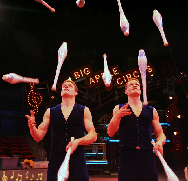 цирковой жонглер. цирк цирк цирк жонглеры. цирк цирк цирк жонглеры. цирк цирк цирк жонглеры. жонглер в цирке.