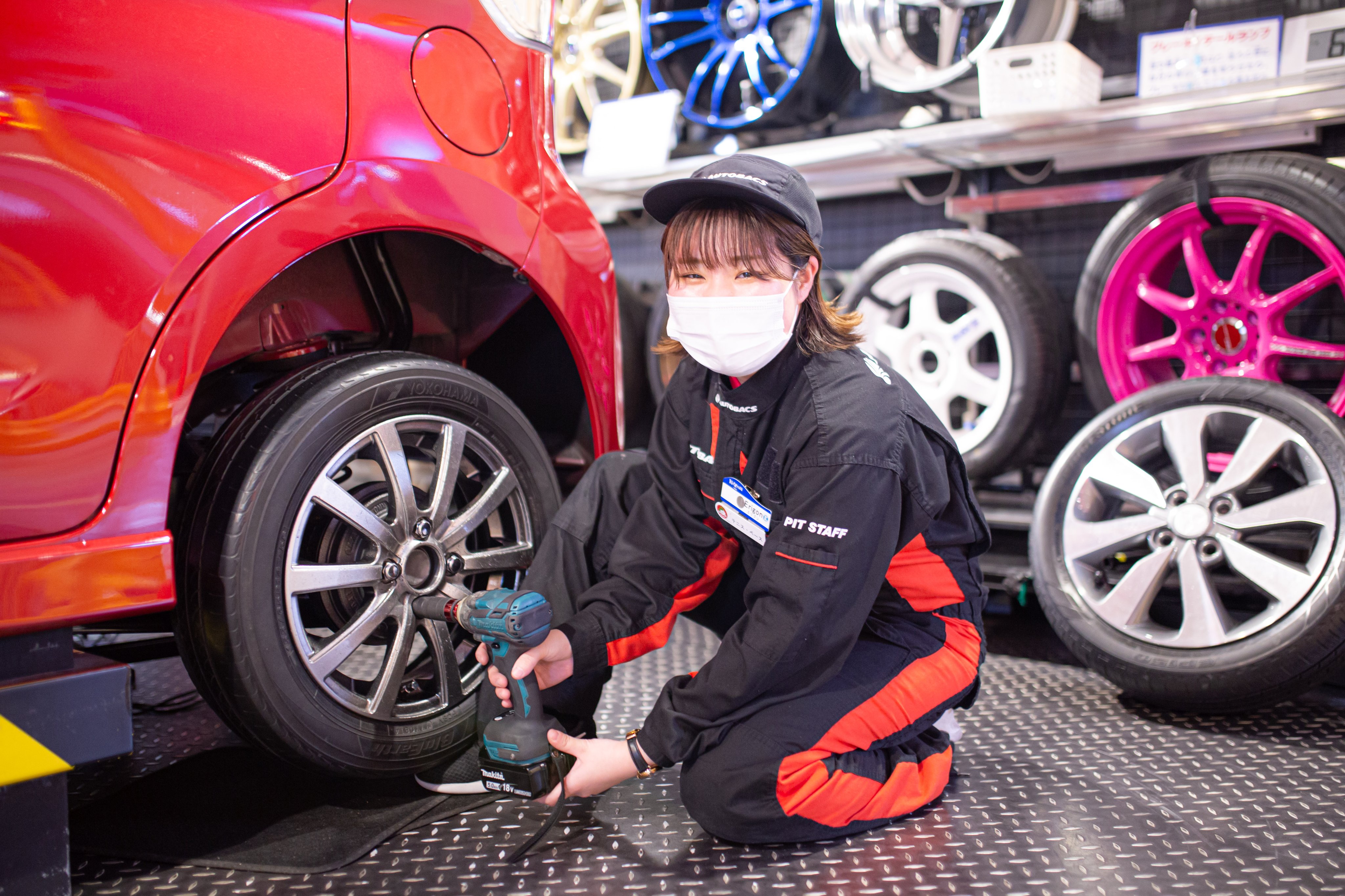 キッザニア東京 公式 今日4 8は タイヤの日 カーライフサポートセンター では自動車整備士として 自動車 が事故や故障を起こさず快適に走れるように修理や点検を行います タイヤの交換も大切な仕事のうちの一つ 専門工具を使って車を整備しま