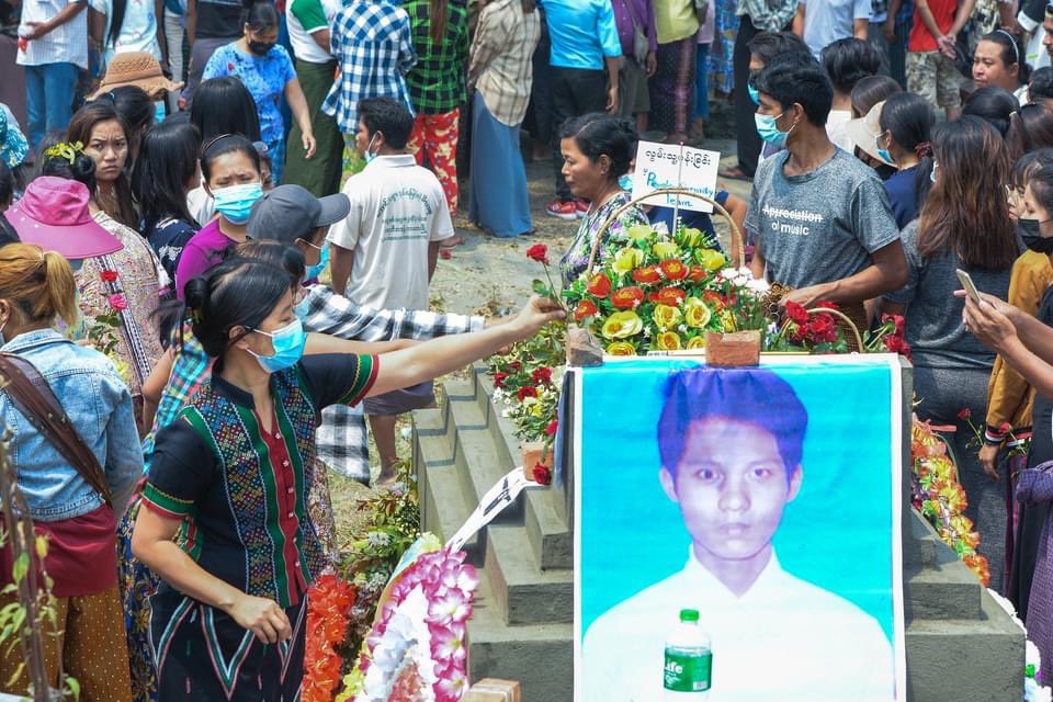 Walone_MTZK's tweet photo. အဖေကိုယ်တိုင် သားကိုအလေးပြုပါတယ်  ပြောတော့ 
ကျနော်တို့ ငိုခဲ့ရပြန်ပြီ

The Funeral of Arker Thu Aung who was one of Our Heros of Kalay  massacre by brutal Burmese Milatary Shooters
Rest In Our Hero .
Revolution must win .
Red Salute to all our heros
Crd
#WhatsHappeningInMyanmar https://t.co/ZwX6qZ72Mq