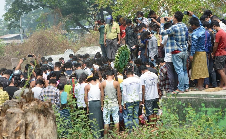 Walone_MTZK's tweet photo. အဖေကိုယ်တိုင် သားကိုအလေးပြုပါတယ်  ပြောတော့ 
ကျနော်တို့ ငိုခဲ့ရပြန်ပြီ

The Funeral of Arker Thu Aung who was one of Our Heros of Kalay  massacre by brutal Burmese Milatary Shooters
Rest In Our Hero .
Revolution must win .
Red Salute to all our heros
Crd
#WhatsHappeningInMyanmar https://t.co/ZwX6qZ72Mq