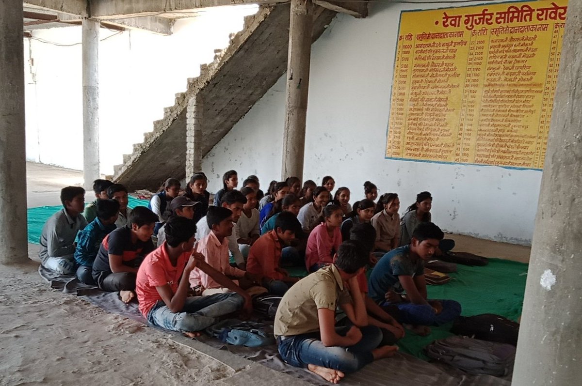 AartiPa65733571's tweet photo. #MediaLiteracy के अभाव में बच्चें #fakenews का शिकार हो सकते है। मुझे खुशी है की मीडिया की विद्यार्थी होने के नाते मैं इस मुहिम का हिस्सा बन पाई।  इसके लिए हम @IIMC_India  और @YadavAnubhuti  के आभारी है। 
#IIMCXMediaLiteracy
@PIBFactCheck 
@MILIN_INDIA https://t.co/DBS0jHI6n3