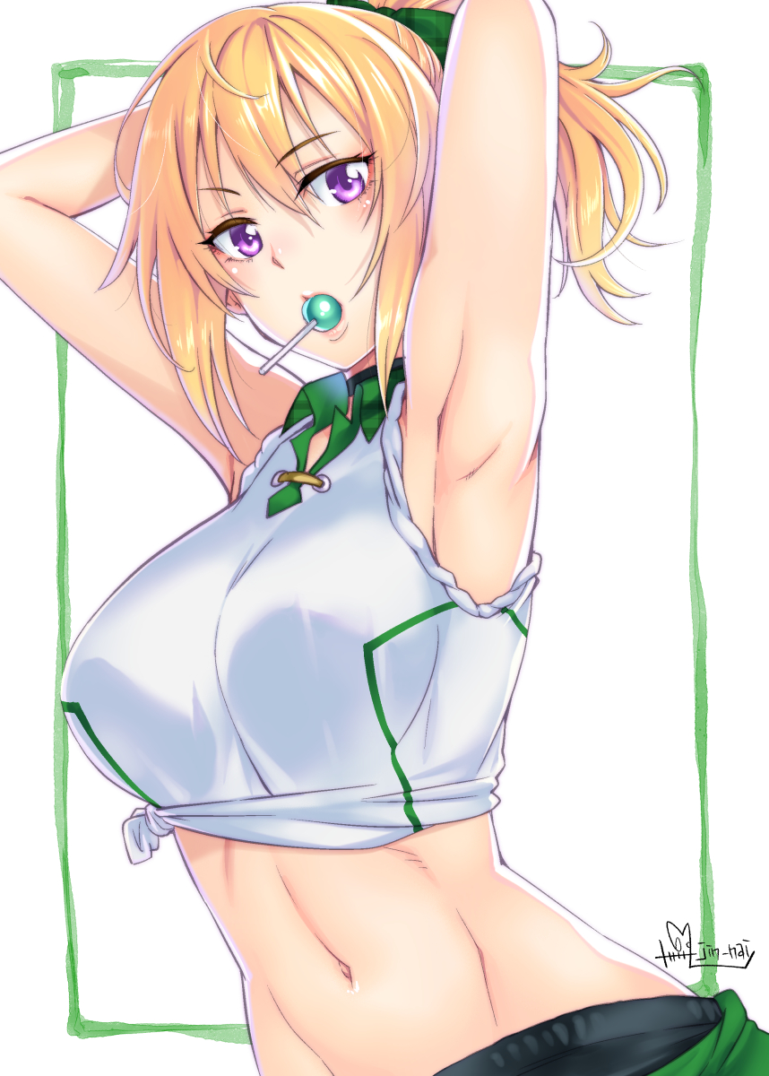 落書き体操服のクロエ。立ち絵で脇見せつけすぎじゃないかい? 