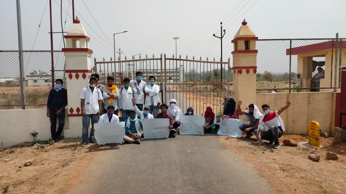 बी.एच.यू दक्षिणी परिसर में अपने संकाय की मान्यता को लेकर धरने पर बैठे #पशु_चिकित्सा_विज्ञान के छात्रों से मिला #विद्यार्थी_परिषद_दक्षिणी_परिसर इकाई का #प्रतिनिधिमंडल, सभी मांगों के पूर्ण होने तक करेंगे आंदोलन।<a href="/ABVPVoice/">ABVP</a> <a href="/VCofficeBHU/">VC-BHU</a> <a href="/bhupro/">BHU Official</a> @abvpkashiprant <a href="/kamadeshwar/">Kamadeshwar</a> <a href="/abvp_bhu/">ABVP BHU</a>