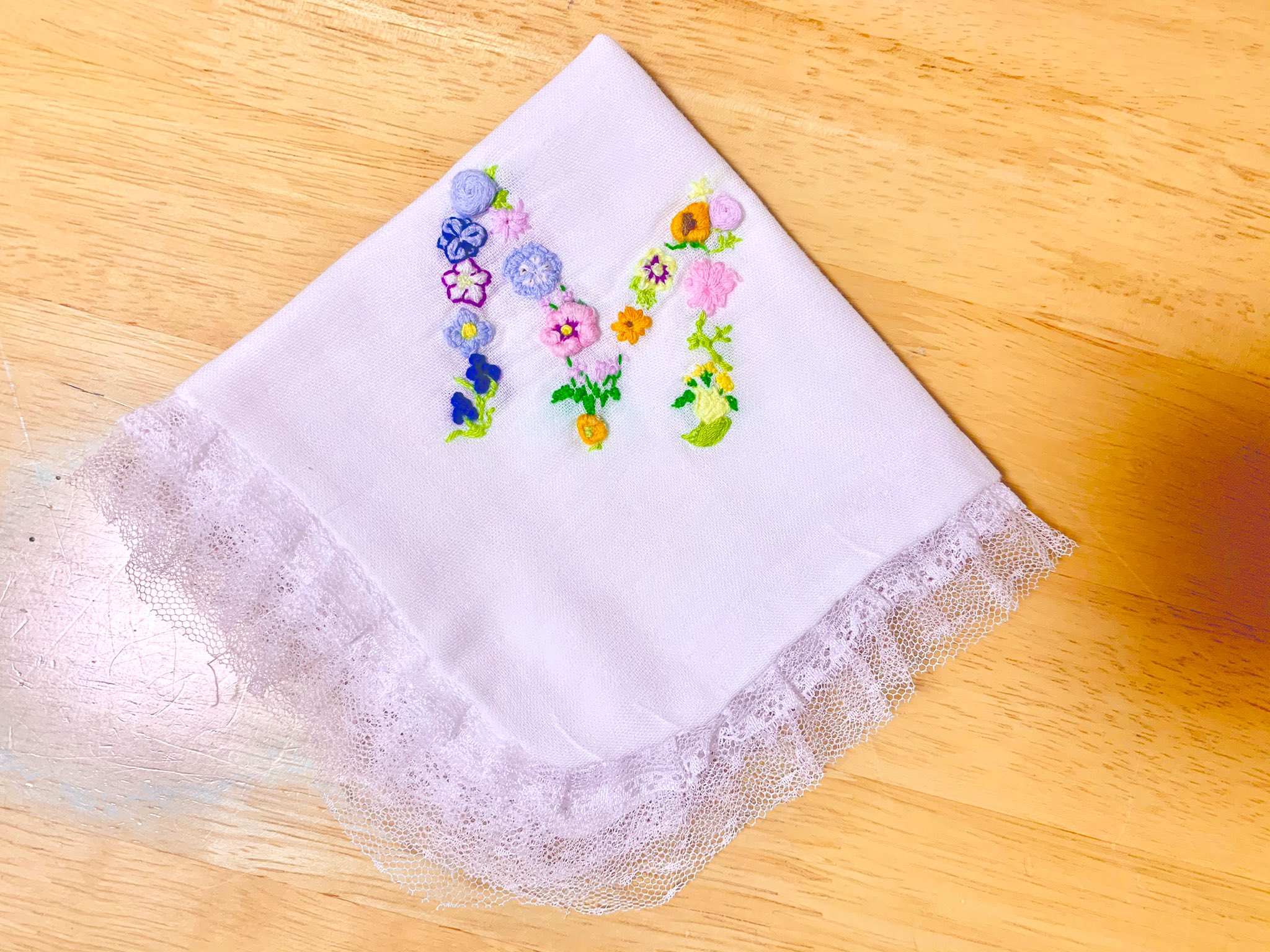 K Miho 自分専用 ハンカチを作りました 刺繍は初めてだったのですが Miho みほ のmをお花で 刺繍 してみました ちょっと歪な所もありますが 愛着が湧いてお気に入りです ๑ ᄇ ๑ 刺繍 手作りハンカチ 材料100均 T Co