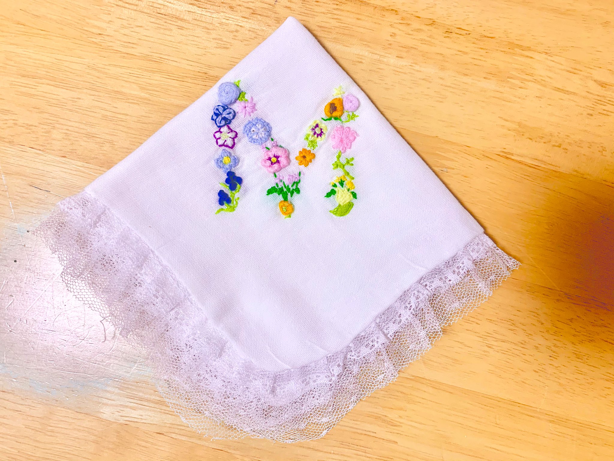 تويتر K Miho على تويتر 自分専用 ハンカチを作りました 刺繍は初めてだったのですが Miho みほ のmをお花で 刺繍 してみました ちょっと歪な所もありますが 愛着が湧いてお気に入りです ๑ ᄇ ๑ 刺繍 手作りハンカチ 材料100均 T Co