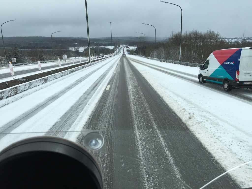 Utopie. Alle sensoren van mijn vrachtwagen waren dinsdag volgesneeuwd behalve mijn ogen en mijn voet op gas- of rempedaal. De DAF deed niets meer automatisch. x.com/delaatstemeter…