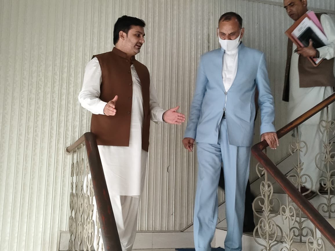 asifmemon1980's tweet photo. وفاقی وزیر ریلوے اعظم خان سواتی نے حیدرآباد کے خصوصی دورے پر کوٹری کا مخصوص دورا کیا اور مخصوص ملاقات کی ۔ https://t.co/Ade17B8Hj9
