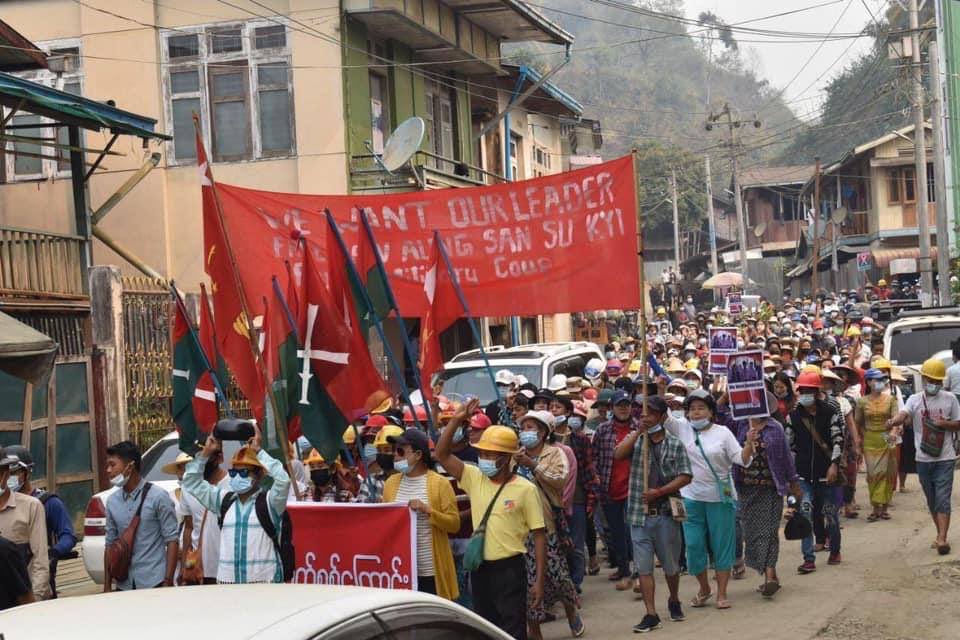 Amanda86601340's tweet photo. Protest in Hpakant continued against military dictatorship. People are also holding posters asking KIA, which is a armed ethnic group to protect them. 
IMPLEMENT R2P 
#Apr7Coup
#WhatsHappeningInMyanmar https://t.co/eajl2bK35t
