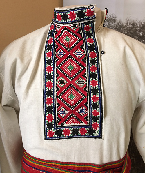 nat_clothing's tweet photo. Rarity โ vintage #embroidered_male_shirt in great condition, northern #Ukraine, the early 20th century. There are few menโs #embroideredshirts from the 19th โ early 20th century that survived to this day
#vyshyvanka #embroidery #Ukrainianembroidery #folkmuseum #nationalclothing https://t.co/om491eeV7M