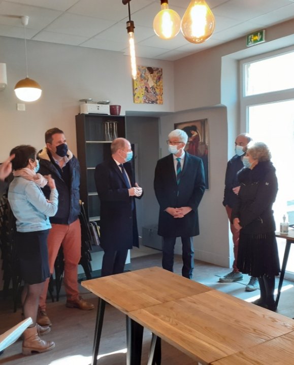 Prefet07's tweet image. Ce matin @Prefet07 s'est rendu au restaurant Au jardin de soie de #Chomerac en présence des élus locaux 👉 échanges sur la situation des restaurateurs qui bénéficient des aides de l'État -fonds de solidarité et prêt garanti par l'État- et de l'accompagnement de la @CmaArdeche 🤝