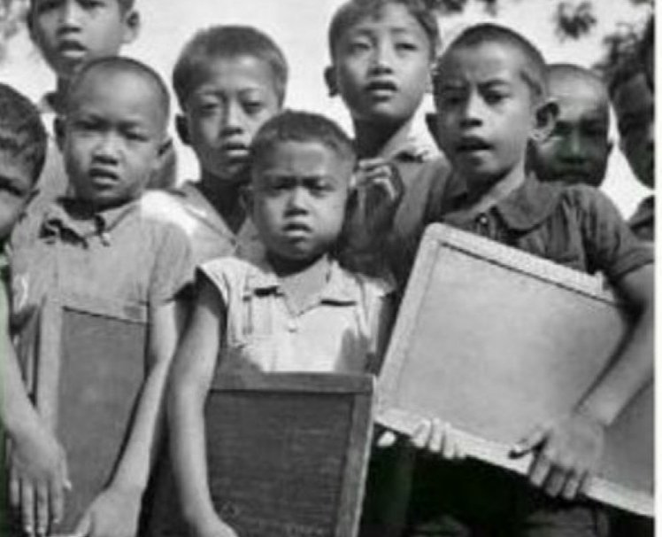 Jauh sebelum ada komputer di Indonesia, anak anak generasi baby boomers sudah menggunakan Tab ke sekolah. Tab thn 60an ini disebut "sabak" sedangkan stylus pen nya disebut "grip" Sabak digunakan kelas 1 dan 2. Ini baby boomers thn 60an saat SD. Tebak aku yg mana ?