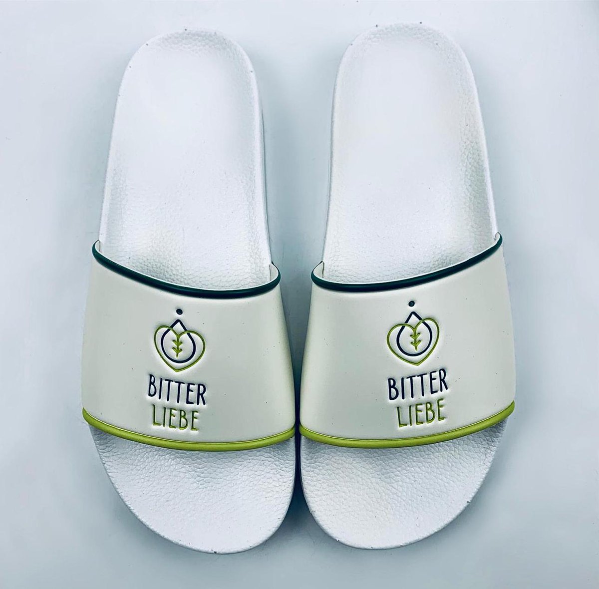 Eine cooles #Unternehmen braucht auch coolen #Merch, oder?😉

#FurevoLetten für das erfolgreiche #HöhlederLöwen Unternehmen #Bitterliebe (<a href="/bitterliebe_de/">BitterLiebe</a>)!🙏

Wie gefallen sie euch?
_______
MEHR 👉 lnkd.in/d4fPdxx