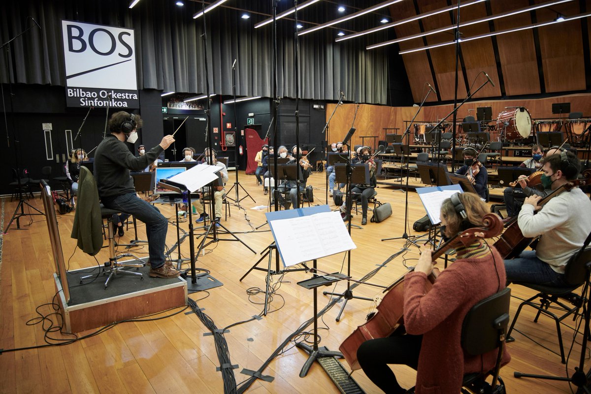 LABORALkutxa's tweet photo. "Dirigir es expresar lo que sientes" y quién mejor que @FVelazquezMusic junto con @Bilbaorkestra y  @sdadcoralbilbao para expresar nuestra emoción por colaborar con @FairSaturday en #UraBereBidean donde 14 grupos harán versiones sinfónicas de temas en euskera. #ZuriEsker https://t.co/Qb7v1VrxAU