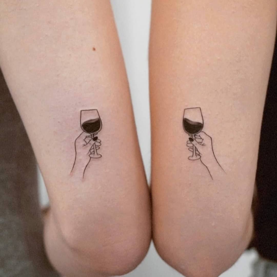 minitatuajes's tweet photo. Brindando por tiempos mejores...
---
Síguenos en flashtatuajes para encontrar diseños únicos listos para tatuar.
---
#minitatuajes #tattoos #tatuaje #tatuajepequeño #minimaltattoo #tattoolife #littletattoo #tatuajedeldia: https://t.co/S8aGNAu78q