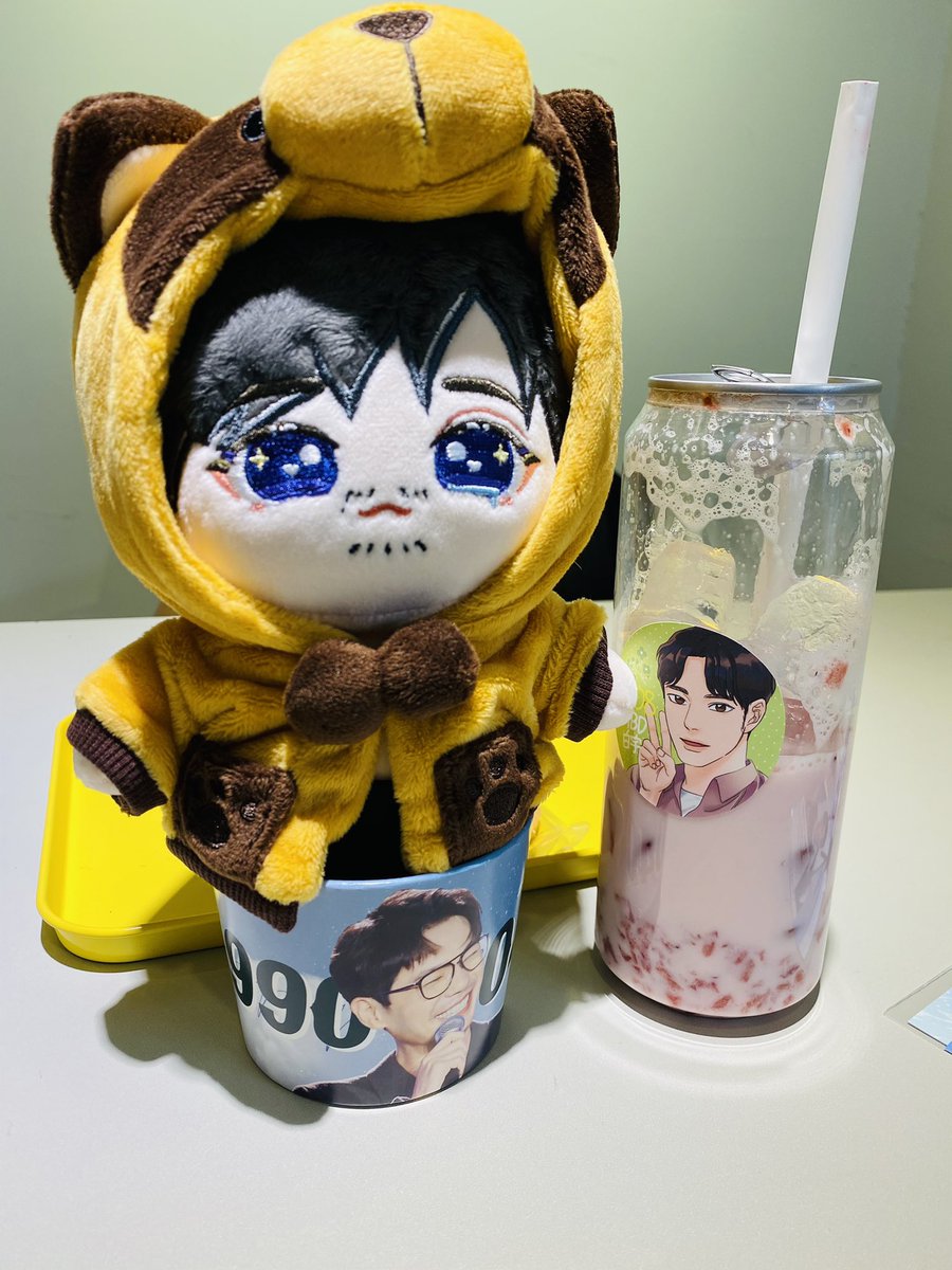 jeokdog's tweet photo. 후다닥 다녀옴 집에 가서 또 일해야해서 10분만에 음료 원샷하고... 너무 예쁘네요 준비하신분들 너무 고생하셨을듯 ㅠㅠ 백우야 생일 축하한다 잘살아라 
#4월의_하얀우주 
#HAPPY_BAI_DAY
#우리의_우주는_너야 https://t.co/KKz3aJOOV3