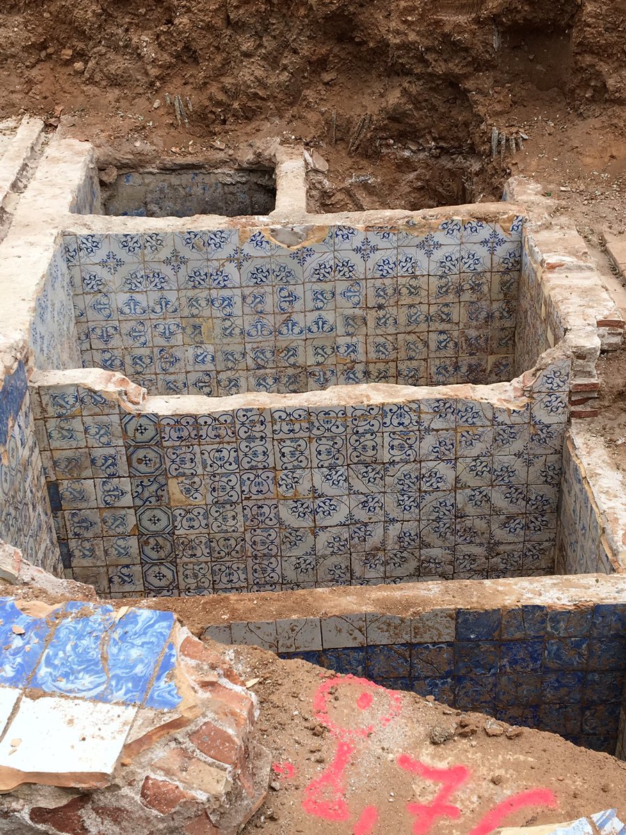 HistoriaDiversa's tweet photo. Hola @GuerraenlaUni ! En las grandes urbes cuando hay obras salen vestigios de periodos pasados. Estos días en #Barcelona están cavando en la Av. #Diagonal (n.339) y han aparecido estructuras del XVIII y XIX. ¿Alguna idea de la funcionalidad de los pequeños espacios con azulejos? https://t.co/aFUqTZmJDV