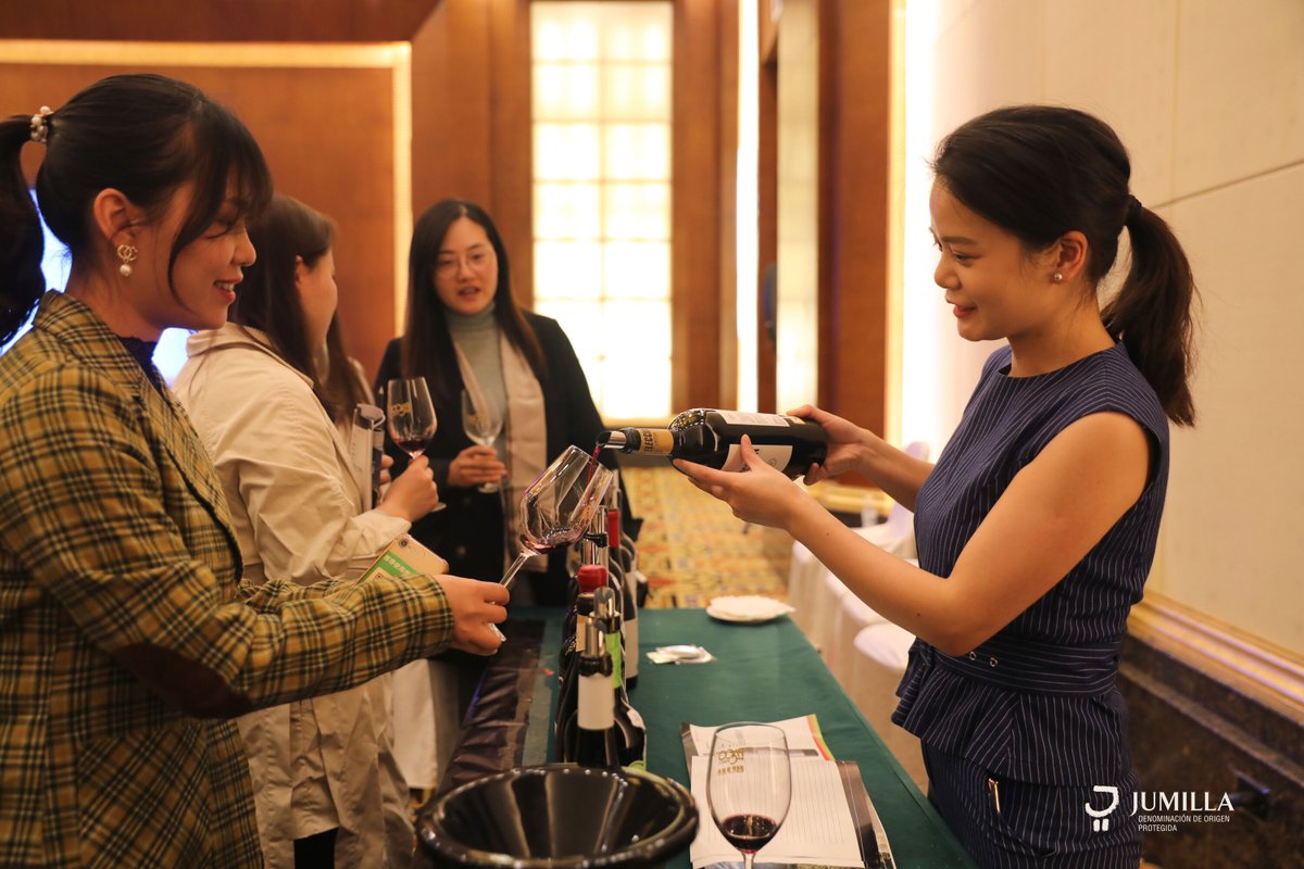 El pasado domingo, de la mano del sumiller Marshall Chen, tuvo lugar una clase magistral sobre la #DOPJumilla en TaoWine, feria celebrada en Chengdu (China). Este acto contó con la presencia de #VinosDOP de 21 bodegas que los participantes tuvieron la oportunidad de degustar.