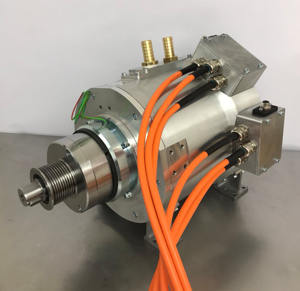 MagnomaticsLtd's tweet photo. Magnomatics continues their ground-breaking Vaircon project to build a continuously variable #MagneticDrive. It will allow coach &amp; bus air-conditioning to function while significantly reducing emissions.
https://t.co/eXsMzY5JaD
#Transmission #Efficient #Compact #Reliable #Clean https://t.co/8RNuj78nww