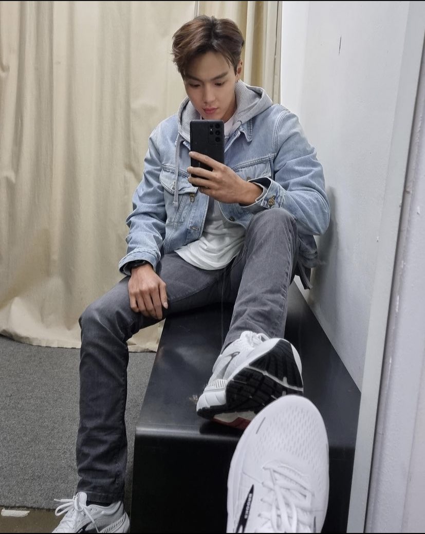 SHOWNU_FR's tweet photo. [INSTAGRAM] 070421

Shownu a posté des photos sur Instagram ! 

"#Brooks #Pub @/brooksrunningkr" 
(1/2)

📎 https://t.co/v6QyaNEDNo

🇬🇧 Mwonhsta 
🇫🇷 #Capuce https://t.co/ksfBVYuFUr