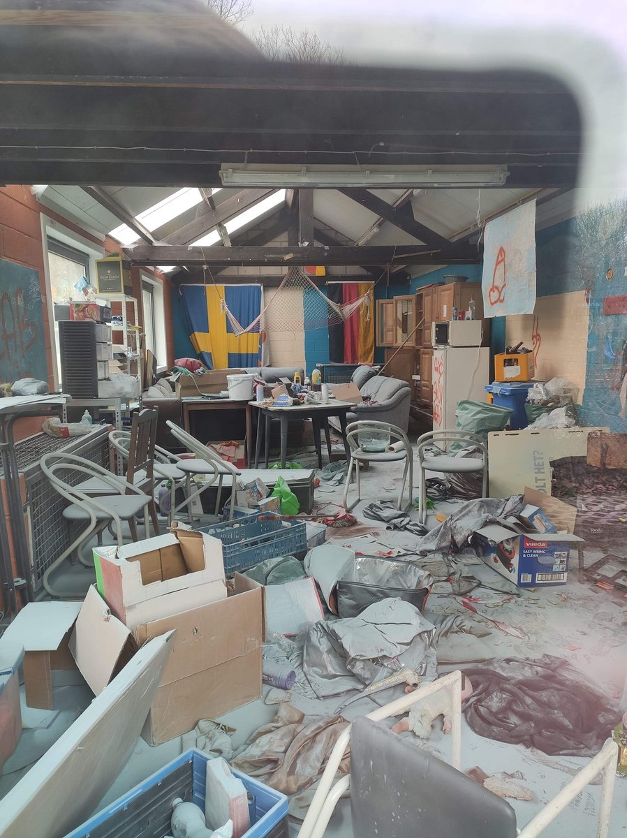 NeelsStijn's tweet photo. Er is gisteravond/ deze nacht ingebroken geweest in één van onze KSA lokalen. Brandblusser leeggespoten, grafitti overal... Wie zijn ze? Wat drijft hen? https://t.co/0qLAV8SXZ3