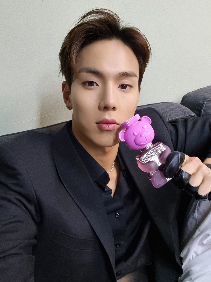 SHOWNU_FR's tweet photo. @OfficialMonstaX [TRAD]

"Le rose n'est-it pas mignon ? ㅎㅎ #Shownu #Ad #MoschinoPerfume"

🇬🇧 Mwonhsta 
🇫🇷 #Capuce https://t.co/uGrWfD3WIF