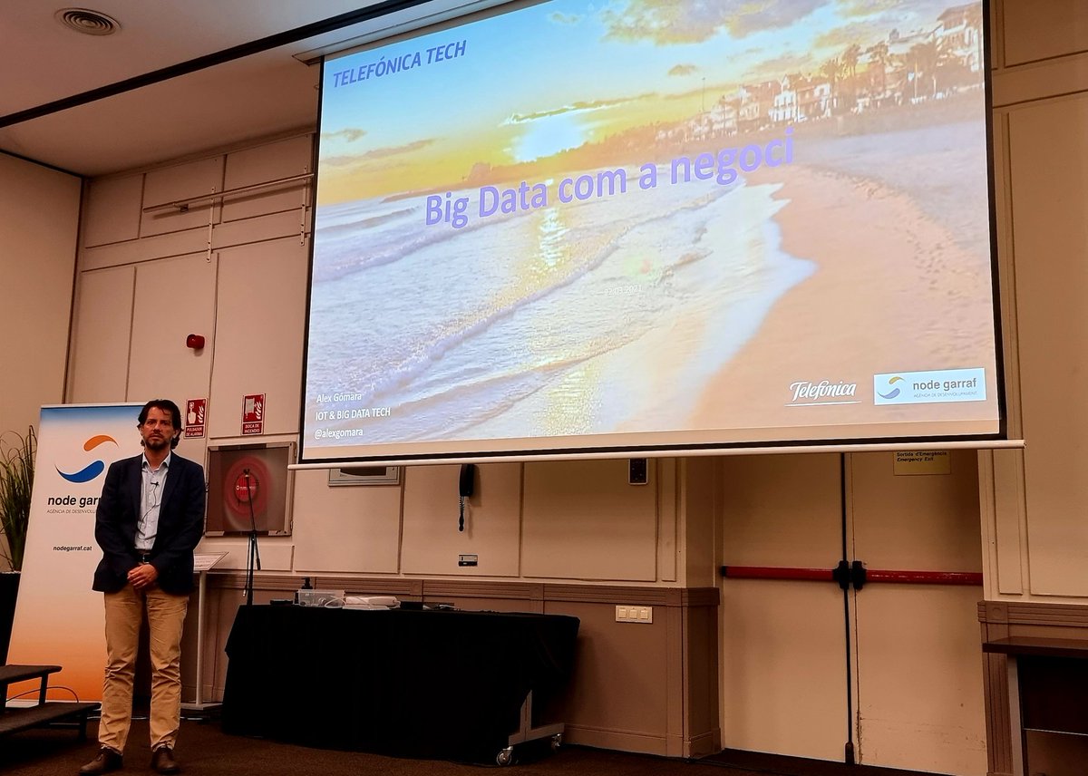 Àlex Gomara (@alexgomara), de Telefónica Tech presenta la seva ponència sobre IoT i Big Data com a negoci aplicat a les activitats turístques. #TurismeIA #Sitges