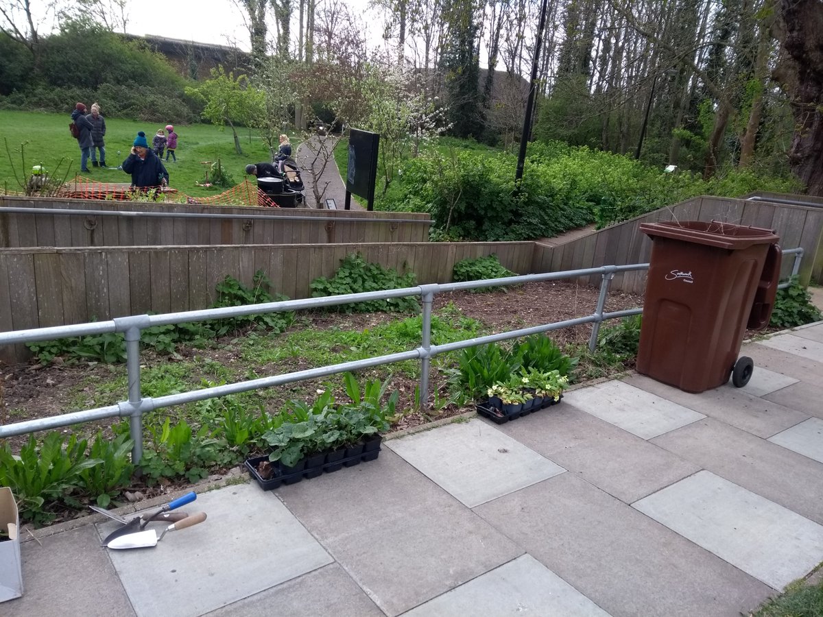 Friends of DKH Wood (@friendsdkhwood) on Twitter photo Four volunteers spent the morning planting perennial flowers in the triangle at the top of the steps in #dkhwood as part of our Cleaner Greener Safer grant. Thanks to <a href="/lb_southwark/">Southwark Council</a>. Now got to keep them watered somehow 🌺🌻🥀 Four volunteers spent the morning planting perennial flowers in the triangle at the top of the steps in #dkhwood as part of our Cleaner Greener Safer grant. Thanks to <a href="/lb_southwark/">Southwark Council</a>. Now got to keep them watered somehow 🌺🌻🥀