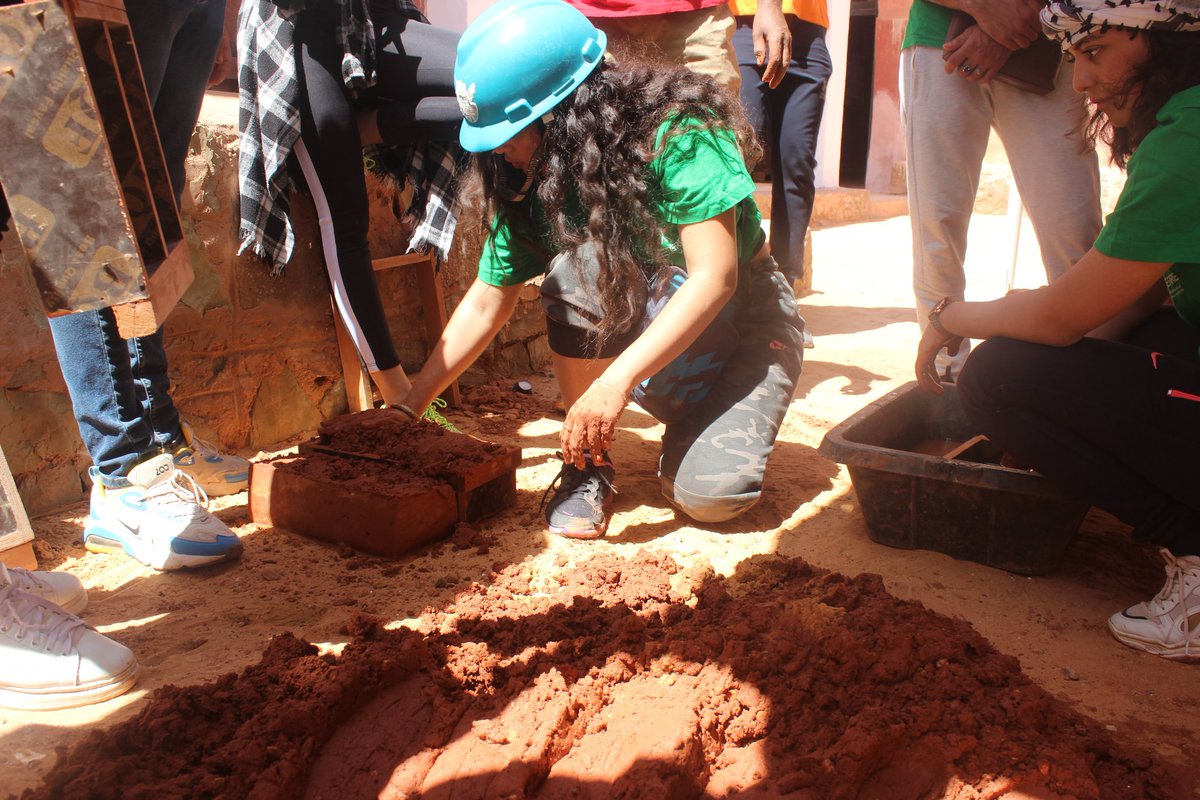 نظم المركز يوم تحسيسي لترقية العمارة الترابية لفائدة مجموعة من طلبة الهندسة المعمارية. 
CAPTERRE a organisé une journée de sensibilisation et promotion des architectures de terre pour un groupe d'étudiants en architecture de l'université des sciences et de la technologie d'Oran.