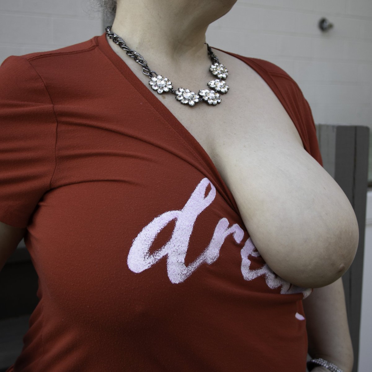 Stepmilf1's tweet photo. I really need a new #photography assistant. My old one never even told me that my #titty #poppedout !
#milfalert #milf #braless #natural #stepmilf #cleaveage #exhibitionist #curvy #curvywhitegirl #freetheboobies #wifey #downblouse #freethenipplemovement https://t.co/NfWor1PMSZ
