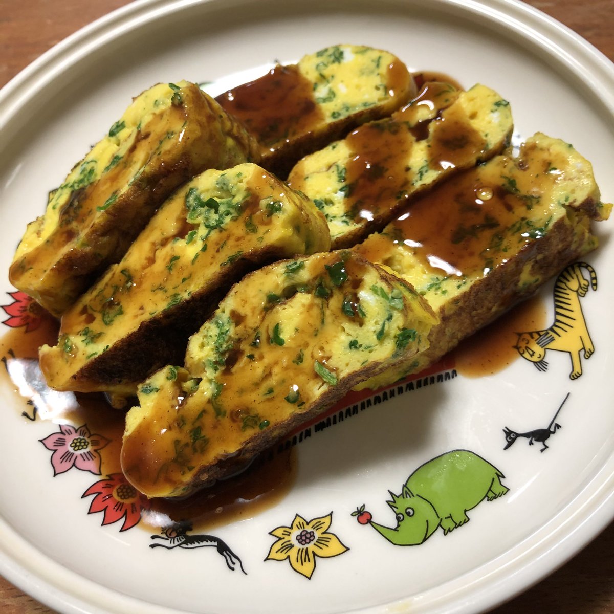 つぐパパ つぐパパ定番料理 たっぷりパセリの玉子焼き完成 パセリのみじん切りを好きなだけ入れてしまおう 玉子焼きの味付けは少し甘め 厚切りがお勧め そして決め手は中濃ソースをだらーり ソースは必ずブルドッグだw マジ美味しい パセリを食べ つぐパパ つぐパパ定番料理 たっぷりパセリの玉子焼き完成 パセリのみじん切りを好きなだけ入れてしまおう 玉子焼きの味付けは少し甘め 厚切りがお勧め そして決め手は中濃ソースをだらーり ソースは必ずブルドッグだw マジ美味しい パセリを食べ