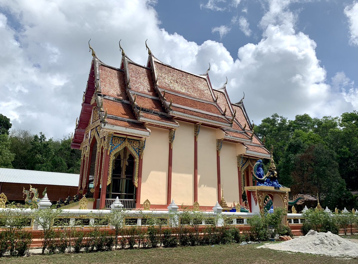 タイ南部寺巡り このお寺の本堂 門上部にラーフさんがいてカッチョいい 残念な たーれっくのイラスト タイ南部寺巡り このお寺の本堂 門上部にラーフさんがいてカッチョいい 残念な たーれっくのイラスト