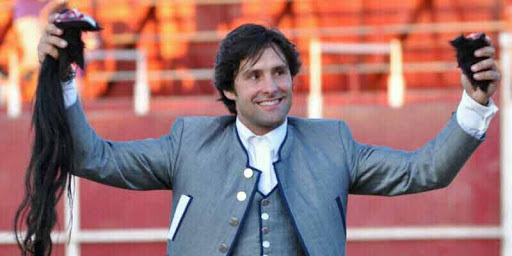 🐂📺Esta noche 21:30h en <a href="/7TOROS7/">7 TOROS 7</a> 

👉🏼Recibimos al maestro José Antonio Campuzano para repasar su trayectoria
👉🏼Y al rejoneador <a href="/Romero1Andres/">Andres Romero Ortega</a> <a href="/AndresRomeroWeb/">Andrés Romero</a> para hablar de su nuevo apoderamiento

🔴Presenta y dirige: <a href="/GRayoVictor/">Víctor García-Rayo</a>