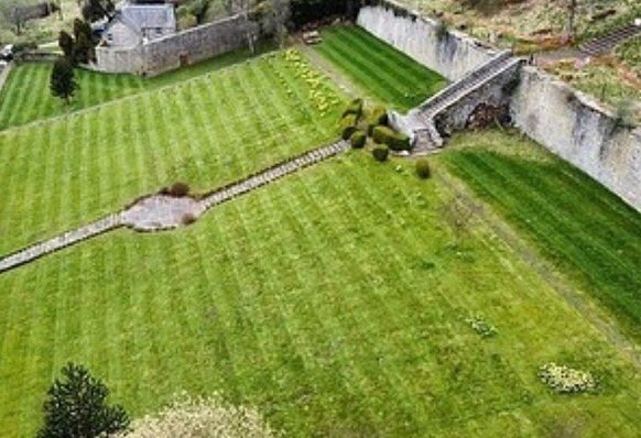 MenziesClanSoc's tweet photo. Castle Menzies looking fresh with its first cut of grass around the castle and the walled garden! Thanks AWC Landscapes for doing such a magnificent job. The walled garden lawn on the lower level has never looked so beautiful. (Sue)
@awclandscapes https://t.co/X3qhtt8WdA