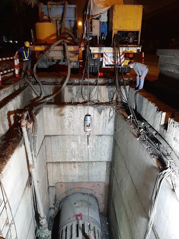 northsau1's tweet photo. กำลังทำให้อยู่นะ เอาสายไฟลงดิน งานมันไม่ง่ายเหมือนเขียนด่าเขียนบ่นลงโซเชี่ยล ขอเป็นกำลังใจให้แรงงานทุกระดับที่ทำงานนี้ https://t.co/brqFYaEUCa