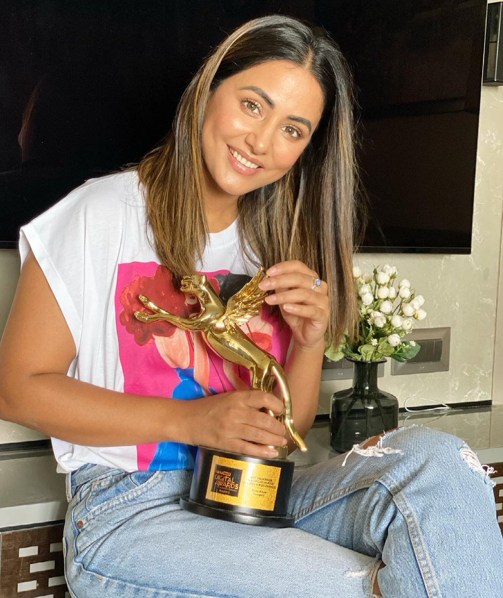 Manisha90294538's tweet photo. Congratulations😘@eyehinakhan Di
For Winning💖 DigitalPlatformAward
In A💘NegativeRole

The Award🏅Goes
ToNoneOtherThan
#BestActorInNegativeRole #HinaKhan For #Damaged2 #webseries @iwmbuzz

U Truly Deserve😍It #BestActressHinaKhan
IN All Way😇+/-

#MyEdit🤗

Congo👍#Damaged2Team https://t.co/cuWNgc6UgU