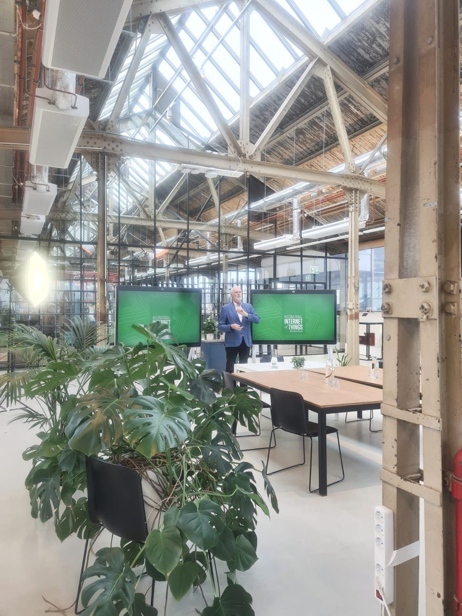 Creating 010 tweet media