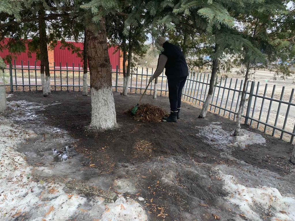 В рамках месячника благоустройства сотрудники учреждений культуры и дополнительного образования проводят мероприятия по уборки территорий своих учреждений.
На прилегающих территориях производится уборка случайного мусора, сбор листвы, рыхление снега. #ulsk #благоустройство