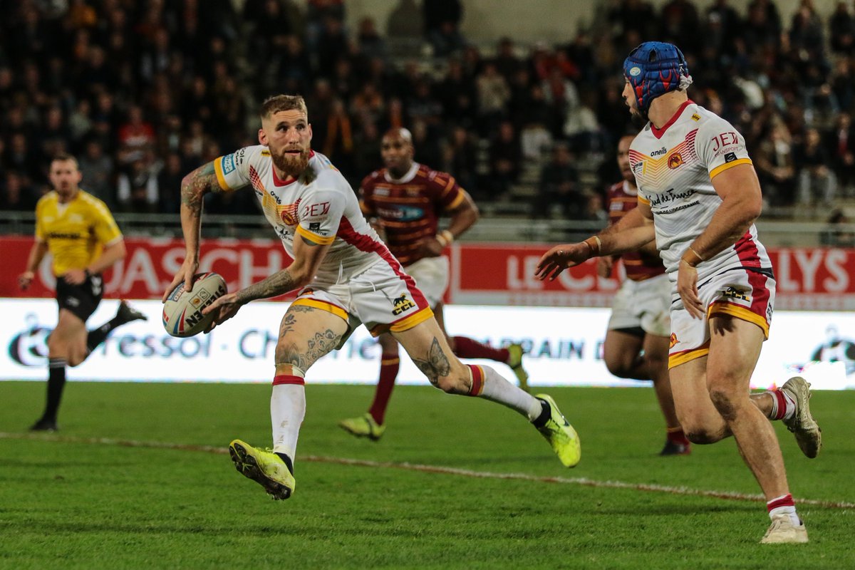 llenguacat's tweet photo. 🏉 A partir d'avui, els catalans del nord podran seguir en català els partits de #rugbi per primer cop a la història, gràcies al conveni de col·laboració signat per @RadioArrels i la @llenguacat.

Més detalls 👉 https://t.co/EXh7ZendgA

Foto: @DragonsOfficiel https://t.co/iZvhpIl20U