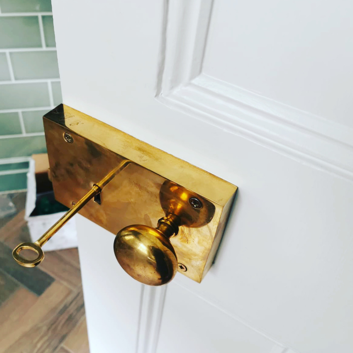 Gorgeous gold door handle makes a great accent 🔑

#homeimprovement #homeowner #londonarchitect #chiswickarchitect #interiordesign #doorhandle #door #architects