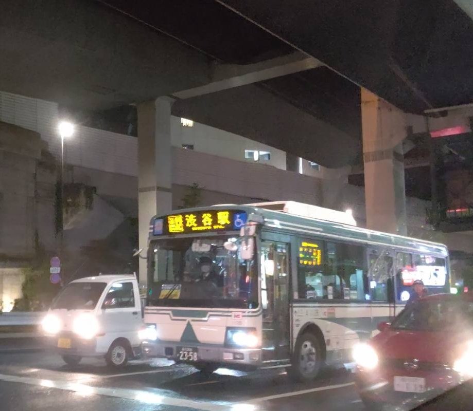MC2_1182's tweet photo. えっ！？

なんで復刻塗装(A1126)が下馬線に……？？？

#東急バス #A1126 https://t.co/r8iaTWCZAA