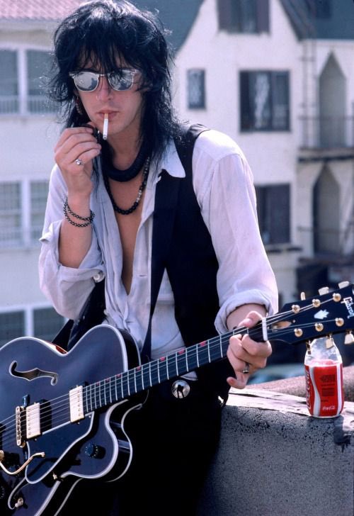 Happy birthday to the legendary Guns N Roses guitarist Izzy Stradlin! 