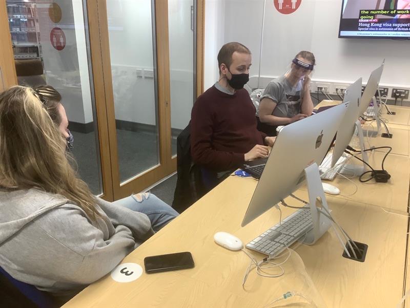 _ByteNews_'s tweet photo. Our fantastic team of journalists are working hard on and off site on today's TV bulletin.
Stay tuned to read the latest news! #StayTuned 👀
#London #ByteNews #UWL #news #journalists https://t.co/pVVM0qxf53