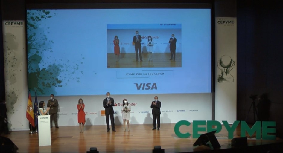 CepymeNews's tweet photo. S.M. el Rey entrega a Reyes Queraltó, presidenta de GRUPO R. QUERALTÓ (@GrupoQueralto), el premio #Pyme Creación de Empleo de los 🏆 #PremiosCEPYME

¡Enhorabuena! 👏👏👏 https://t.co/wfEnNIWZNN