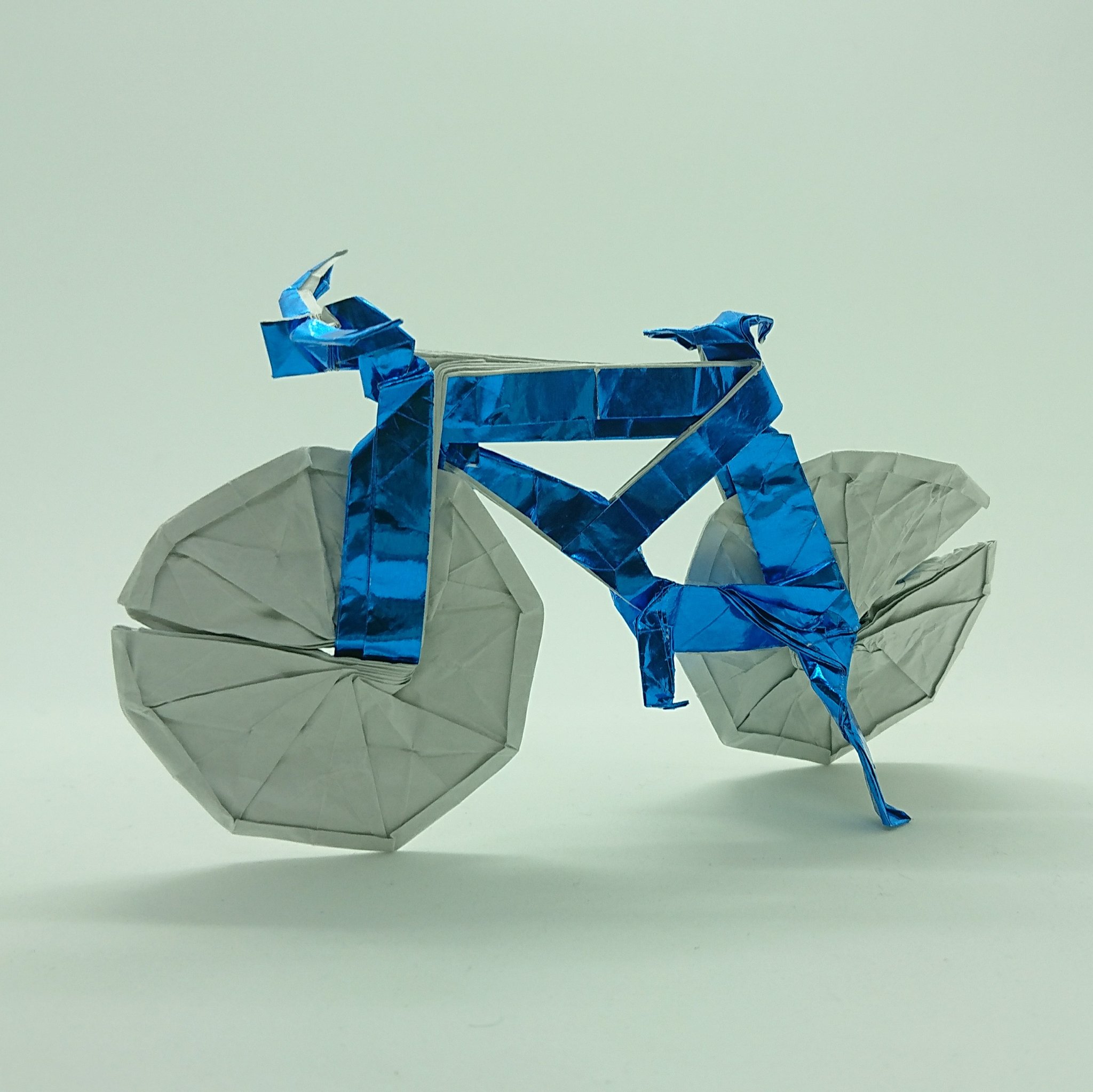 Tommy03 折り紙 ジェイソン クーさんの自転車折った 後輪が割けてることよりも氏の折り図制作スピードの方が気になる 3日で212工程 T Co Bf5fb8wmxy Twitter