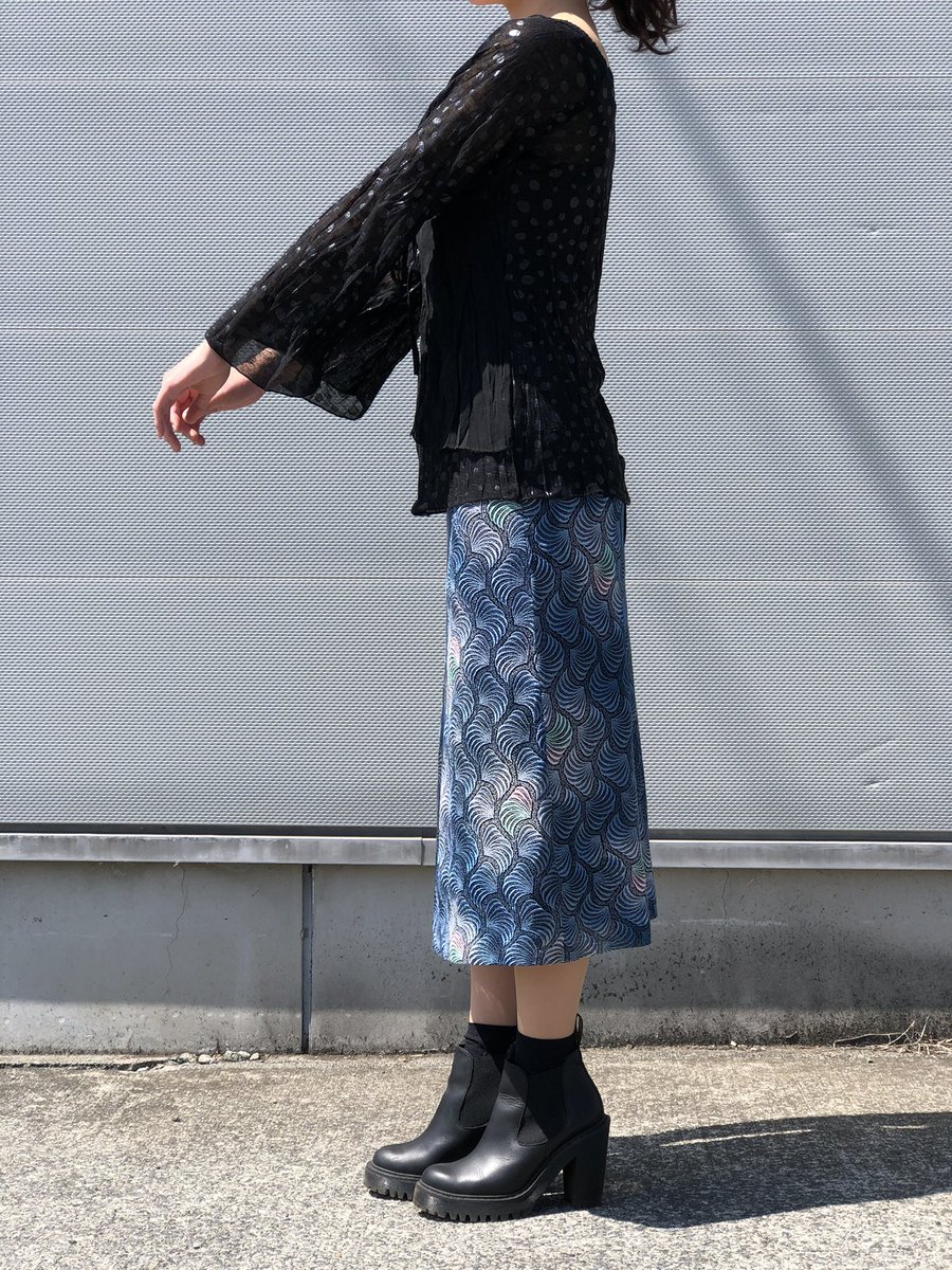 Kau Vintage Clothes プレゼント企画開催中 貝殻のようなデザインの厚みあるケミカルレースが全面に どこか和っぽい雰囲気漂うタイトスカート こちらとシアートップスの2点を21時に入荷致します 是非お立ち寄り下さい T Co 9gnwax3zwx