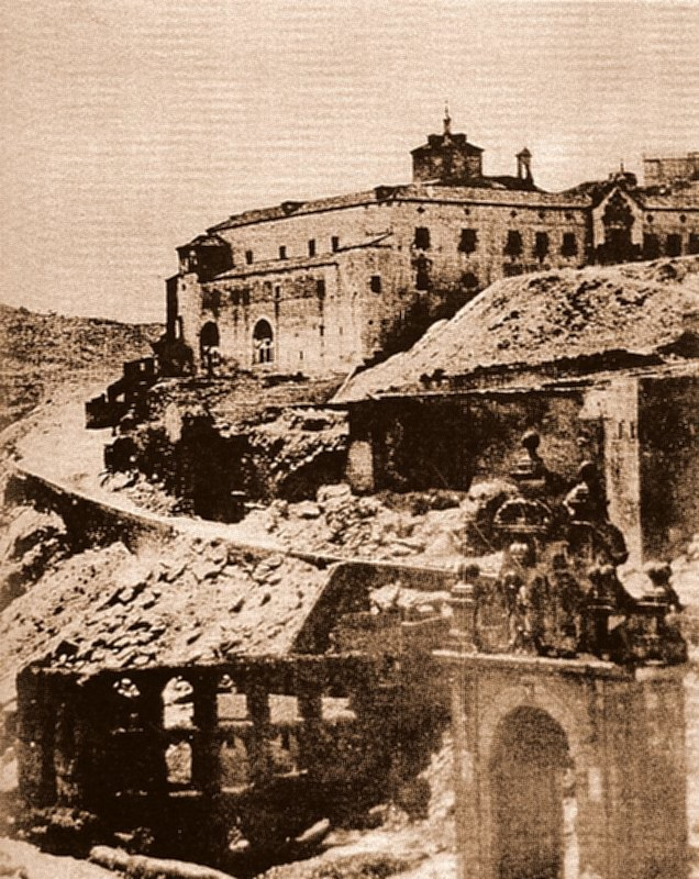 Toledo_Olvidado's tweet photo. Recientemente se han descubierto restos de la muralla califal en la zona del Paseo de Cabestreros. En la zona se han superpuesto históricamente edificaciones muy diversas. En el siglo XIX se fotografió cuando cimentaba el ya decrépito Hospital de Santiago, derribado en 1884. https://t.co/wbNJIxwkYk