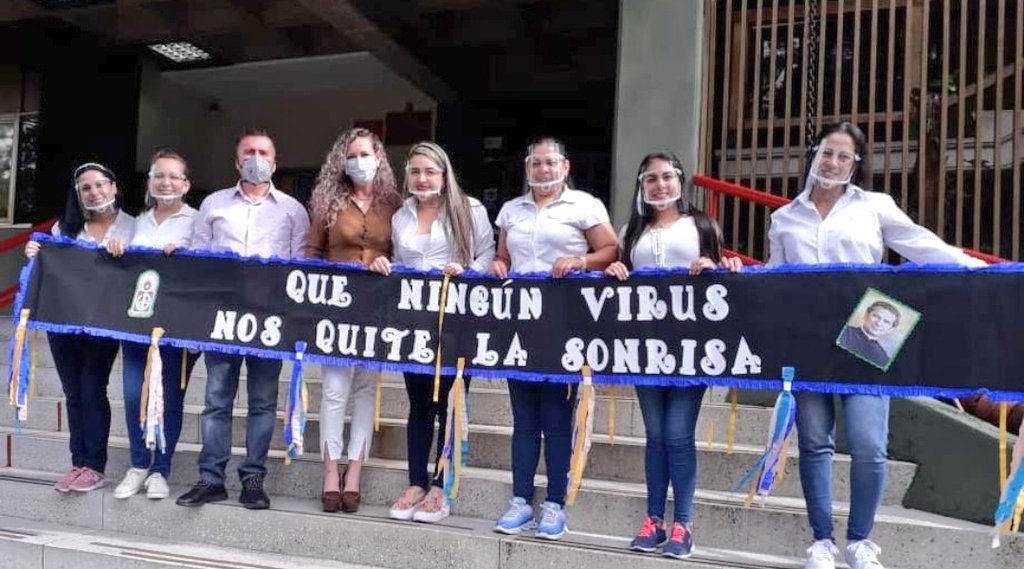 charlychaves's tweet photo. Las maestras de Educación Inicial siempre demostrando su labor y vocación. ¡Gracias por tanta entrega🙏! Desde el Pdte. @NicolasMaduro Min. @psuvaristobulo y Protector @FreddyBernal felicitamos a los maestros y maestras del #Táchira por el trabajo realizado en tiempos de pandemia https://t.co/95QeQ2iNcf