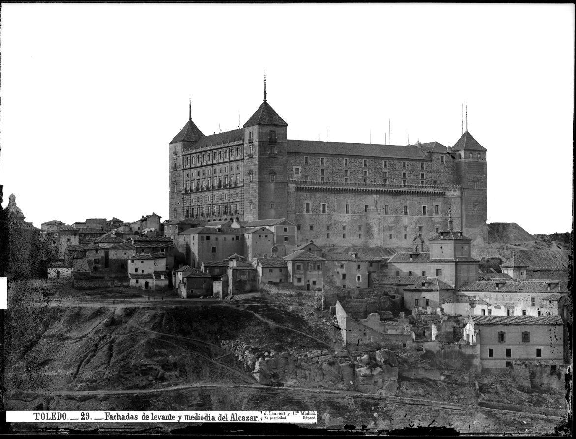 Toledo_Olvidado's tweet photo. Recientemente se han descubierto restos de la muralla califal en la zona del Paseo de Cabestreros. En la zona se han superpuesto históricamente edificaciones muy diversas. En el siglo XIX se fotografió cuando cimentaba el ya decrépito Hospital de Santiago, derribado en 1884. https://t.co/wbNJIxwkYk