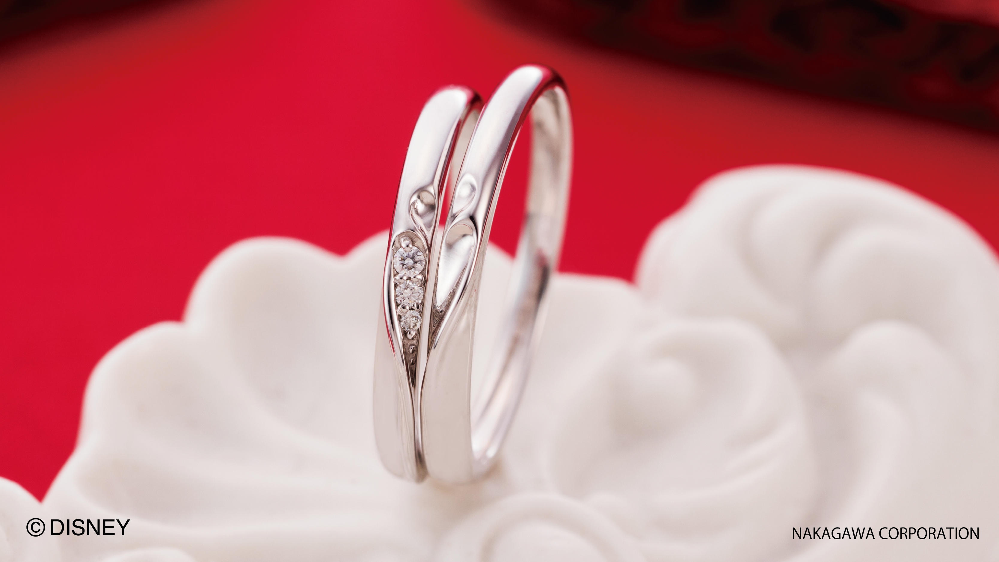 ホワイトクローバー キャラクターズ 公式 Disney Bridal Collection ミッキー Amp ミニー 1つはミッキーとミニーのイニシャル M がモチーフのリング 並べると が現れます もう1つはミニーのリボンがモチーフのリング 合わせると隠れミッキー